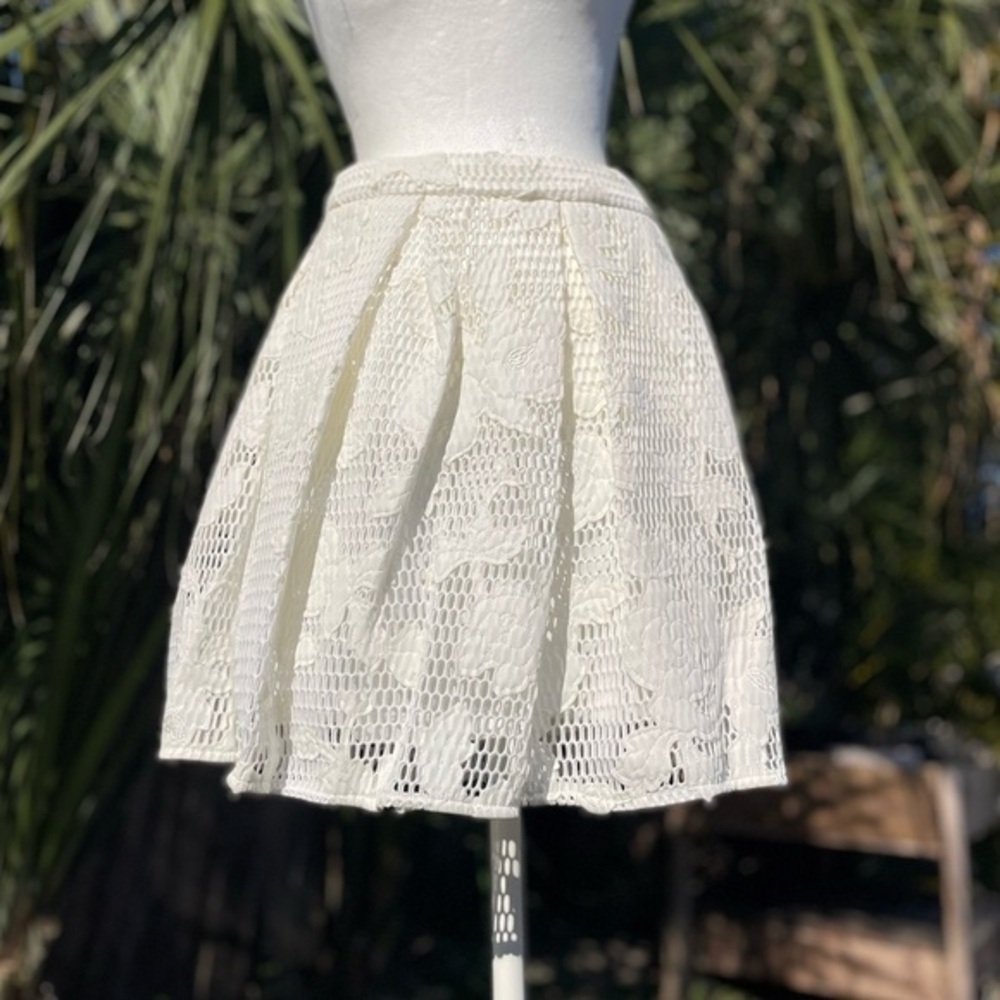 Romeo + Juliet Couture White Mesh A Line Pleated Skirt Medium